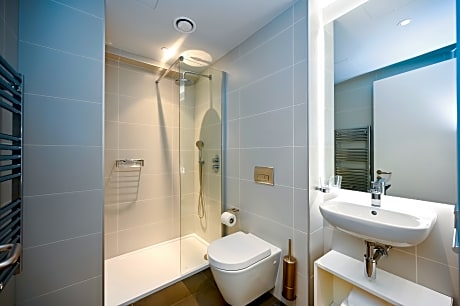 1 Bedroom Apartment- 2 Singles & 1 Double Sofa Bed