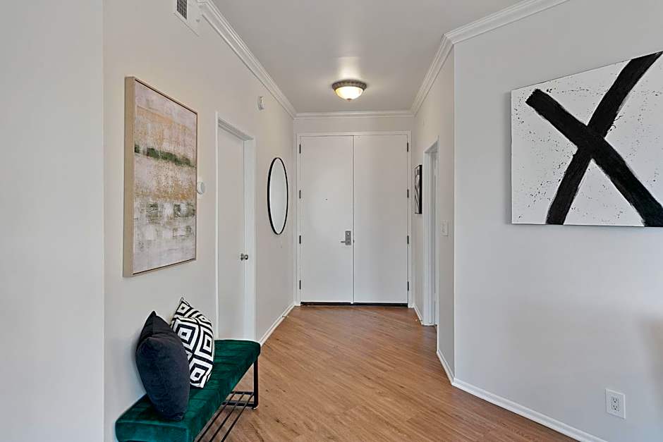 Beverly Hills Glamour Oasis 2 BR Apt with Parking 304