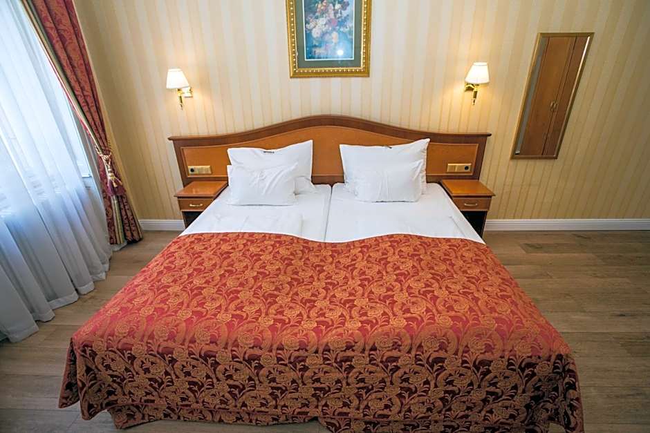 Pension Opera Suites I Self Check In I AC in all rooms