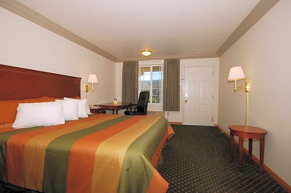 Cloverdale Wine Country Inn & Suites