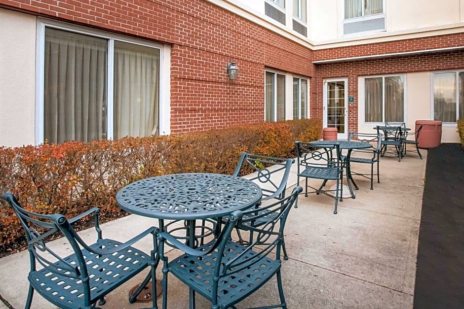 La Quinta Inn & Suites by Wyndham Islip Macarthur Airport