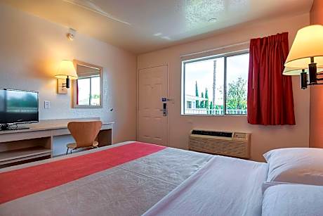 1 Queen Bed | Premium, Mini Fridge