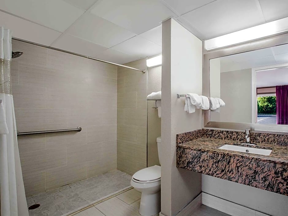 Ramada Hotel & Conference Center by Wyndham Edgewood