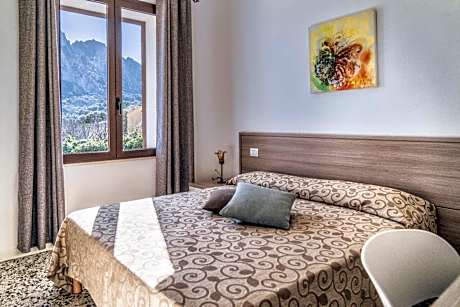 Double or Twin Room with Mountain View