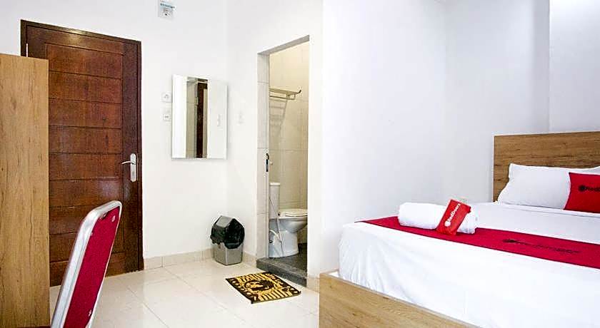 RedDoorz @ RS Adam Malik Medan