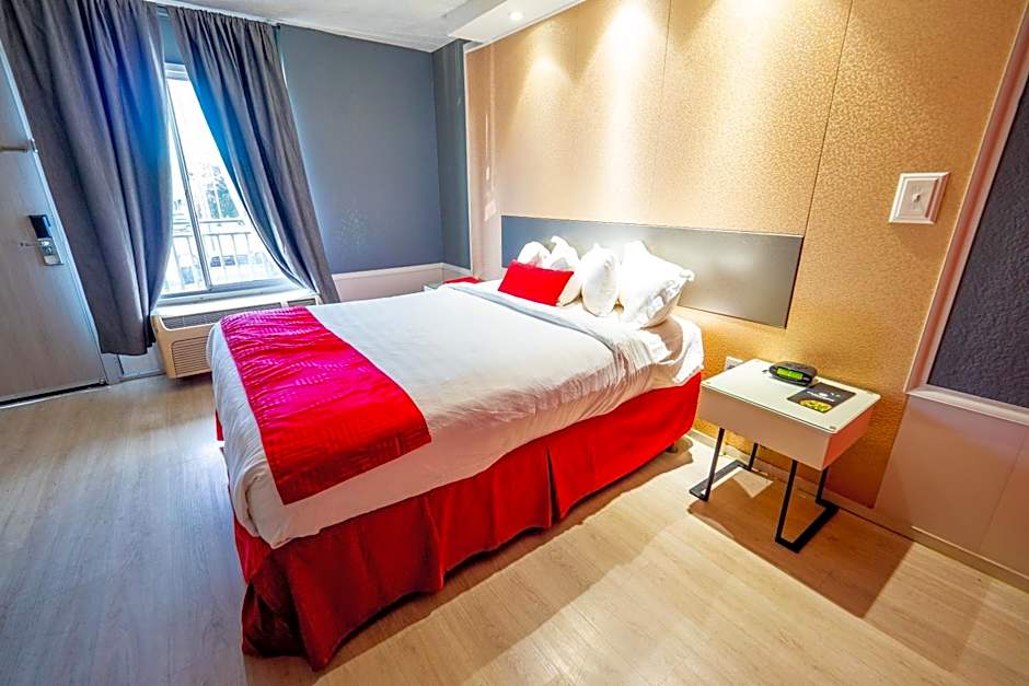 Photo 1 of 4 of 1 Queen Bed, Mobility Accessible