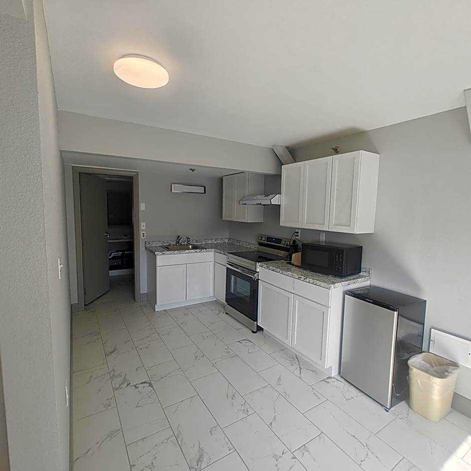 Mountain Vista Inn & Suites - Walking Distance to the Island
