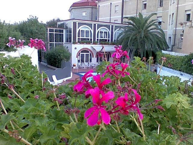 Hotel Riviera 3 Stelle con piscina estiva gratuita e garage a pagamento