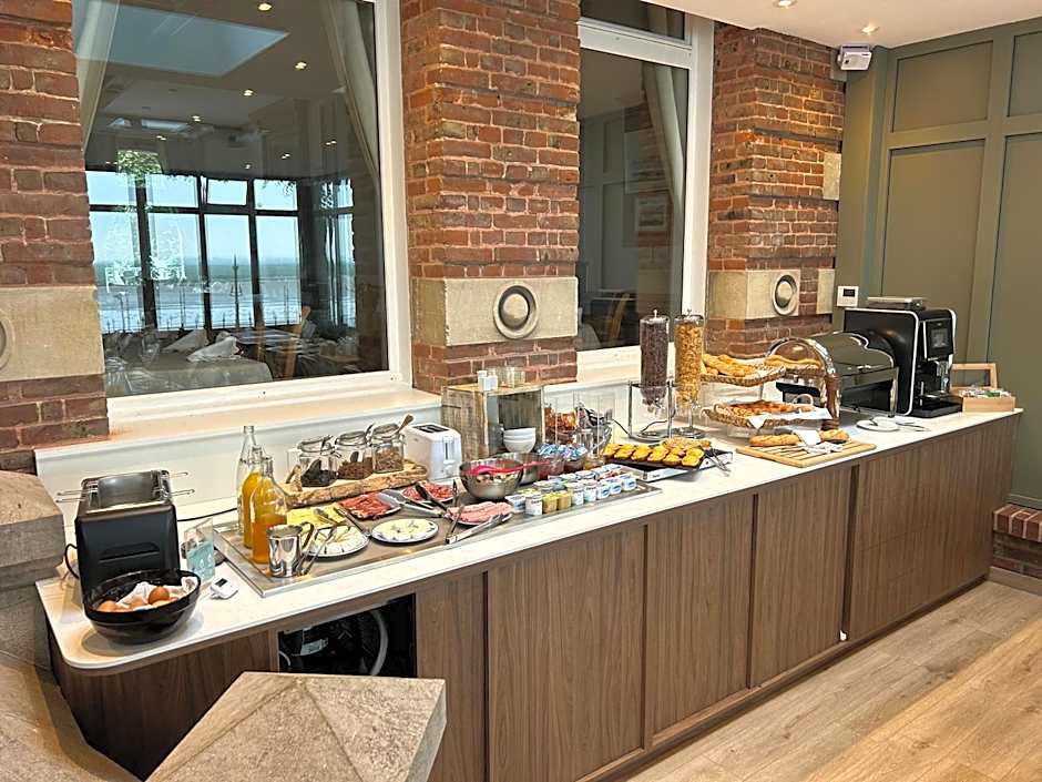 Logis Hôtel- Restaurant Le Relais Guillaume de Normandy-PARKING GRATUIT-Bornes électriques-VUE BAIE TERRASSE-Calme