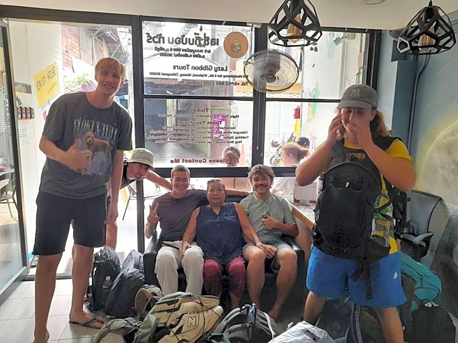 Lazy Gibbon 1 Chiang Mai - Tha Phae Gate