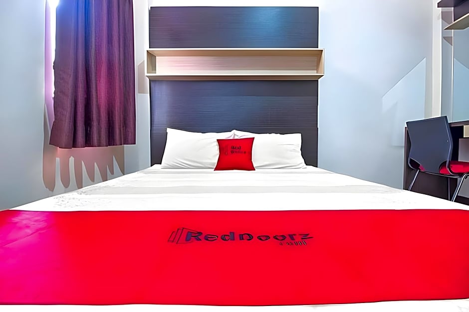 RedDoorz Plus near Isola UPI