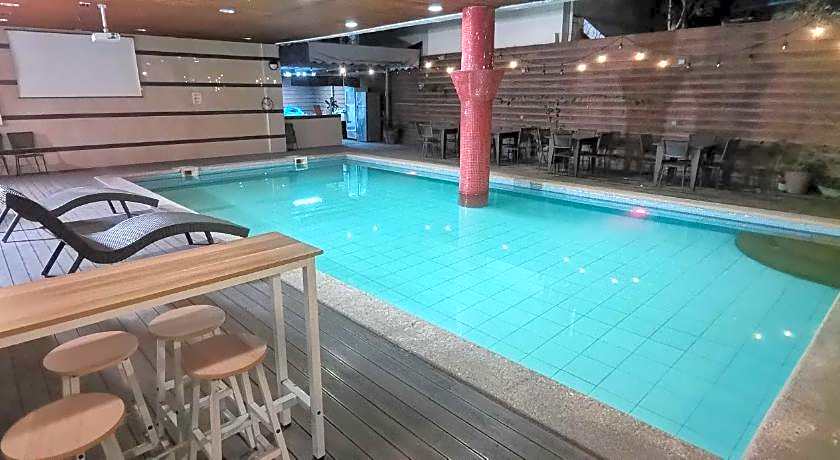 Townhouse Oak Vera Hotel Near Clark International Airport