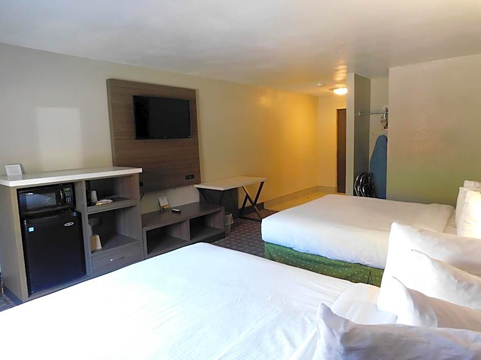 Days Inn & Suites by Wyndham Downtown Gatlinburg Parkway