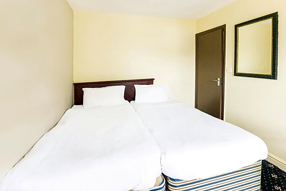 OYO Old Oak Tree Inn