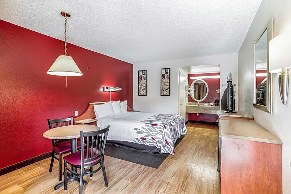 Photo 1 of 6 of Deluxe 1 Queen Bed
