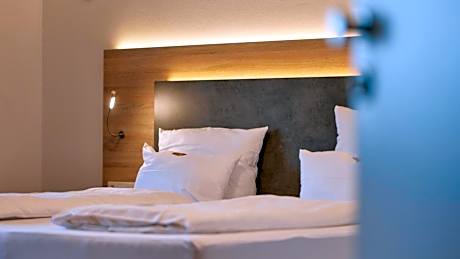 Moselhotel Weinhaus Simon `Sauna`Restaurant`ELadesäule