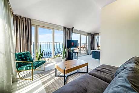 Deluxe Suite with Bathtub & Panoramic Sea View