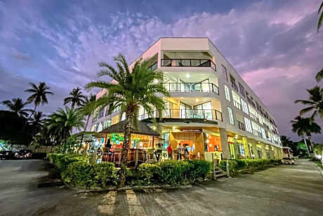 Ramada Suites by Wyndham Seafront Coral Coast