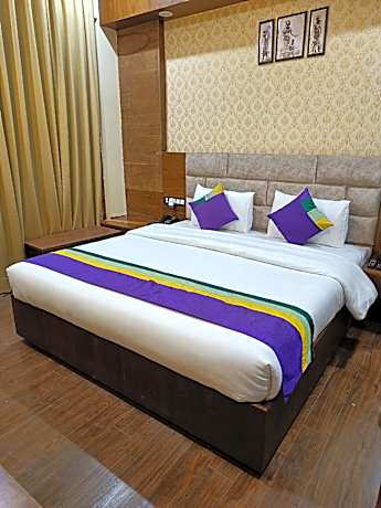 Deluxe King Room with Balcony