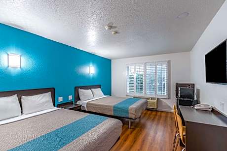 Queen Room with Two Queen Beds - Disability Access - Non-Smoking