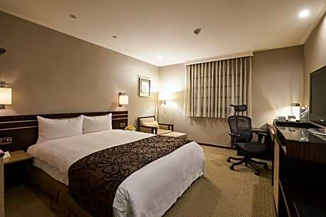 Run of House (2 Adults)	Check-in after 19:00