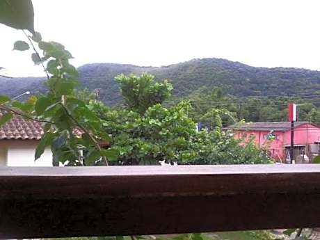 Casa em Juquehy, condomínio com piscina, área verde a 700 m da praia