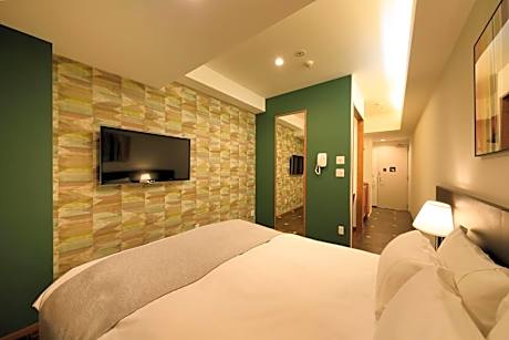 Standard Queen Room with Balcony - Non-Smoking