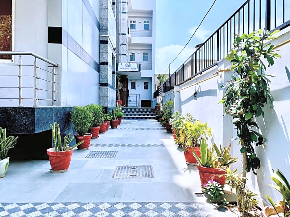 Qotel Noida 51 couple Friendly 