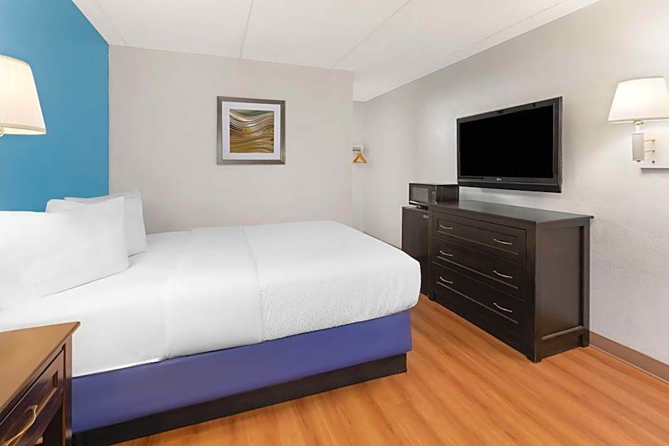 Travelodge by Wyndham Madison Heights MI