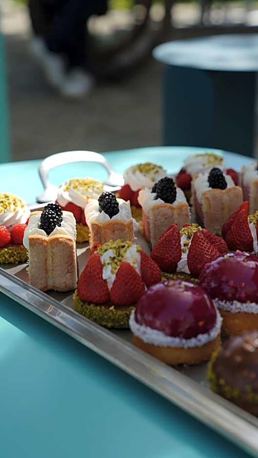 PoMo Hotel & Restaurant