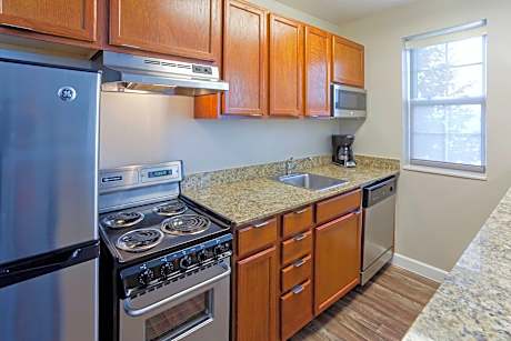 Studio, 1 Queen Bed with Sofa bed (Mobility/Hearing Access, Roll-in Shwr)