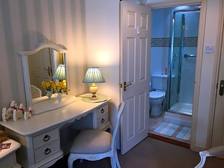 Double Room with Ensuite Bathroom
