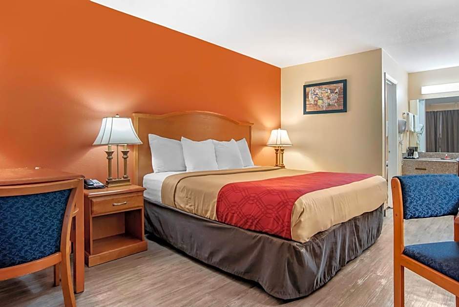 Econo Lodge Inn & Suites Evergreen