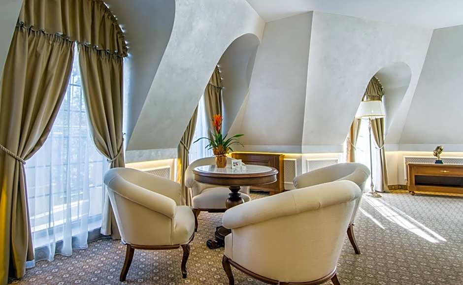 Residence City Garden - Certificate of Excellence Top 10 BEST Five-Stars City Hotels for 2024 awarded by HTIF