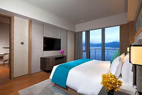 One-Bedroom King Suite with Lake View