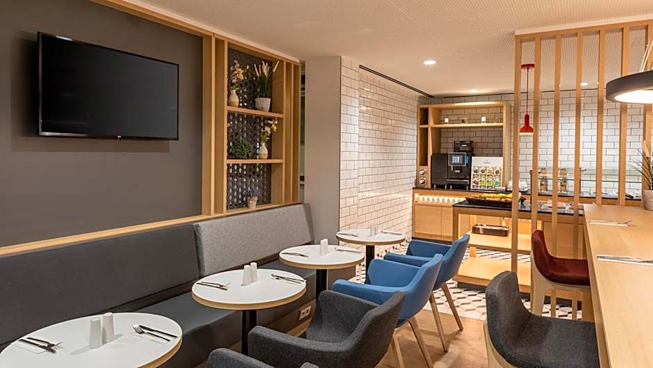 Holiday Inn Express - Hamburg South A7-AS42 By IHG