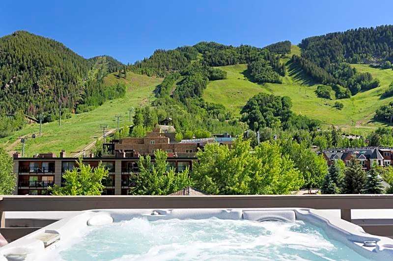 Independence Square 310, Chic, Remodeled Studio w/ Great Location in Aspen, A/C, & Kitchenette