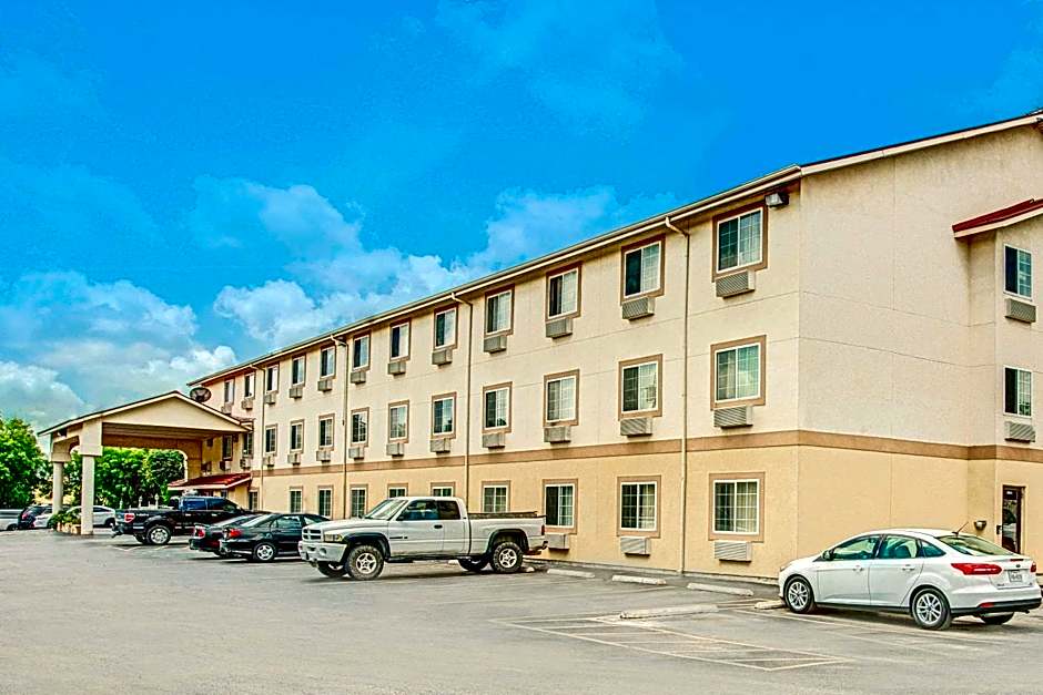 Super 8 by Wyndham San Antonio/Fiesta