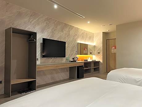 Quadruple Room with Private Bathroom