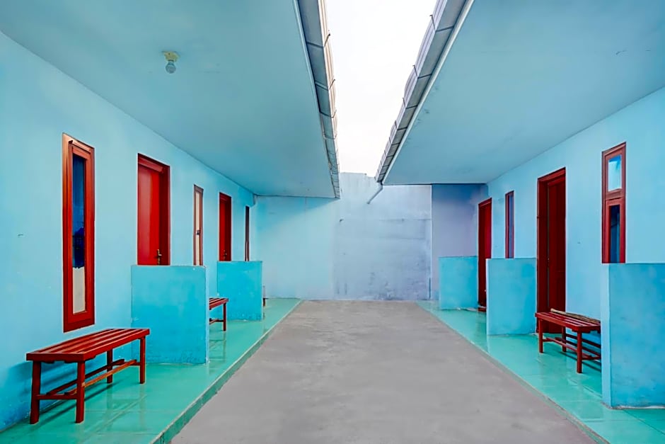 OYO Life 93017 Kost H Soeroso