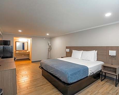 Deluxe King Room - Non-Smoking