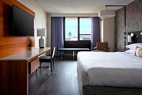 Room, 1 King Bed (Airport View) (1 King Bed)