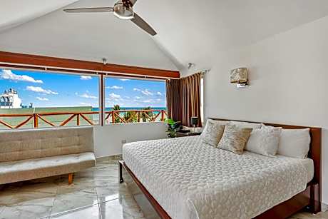 Deluxe King Room with Partial Ocean View