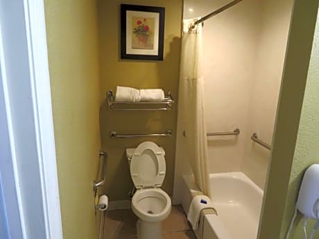 King Room with Bath - Disability Access/Non-Smoking