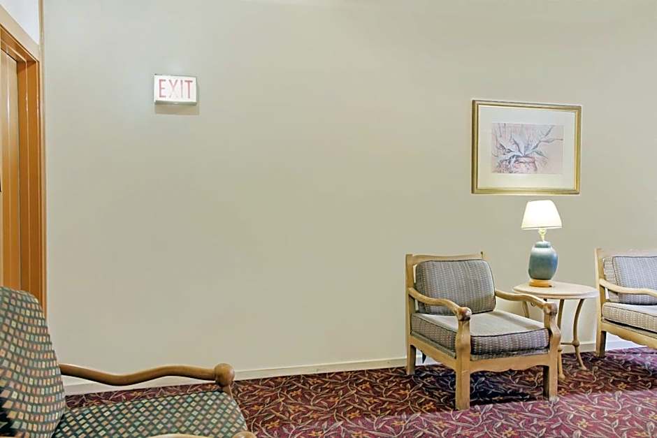OYO Cameron Historic Hotel Brownsville I-69E