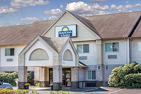 Days Inn & Suites by Wyndham Vancouver