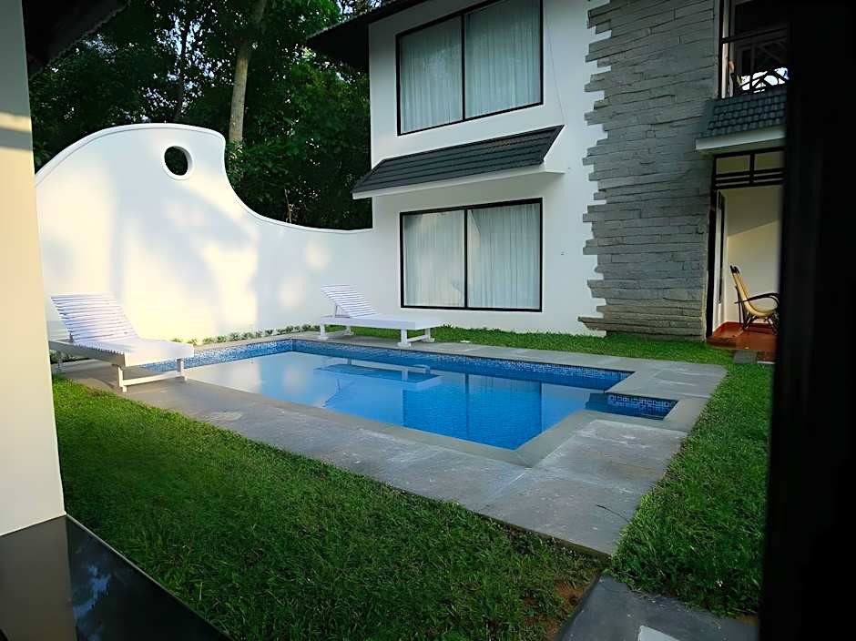 Mayas Beach House - Boutique Serviced Villa