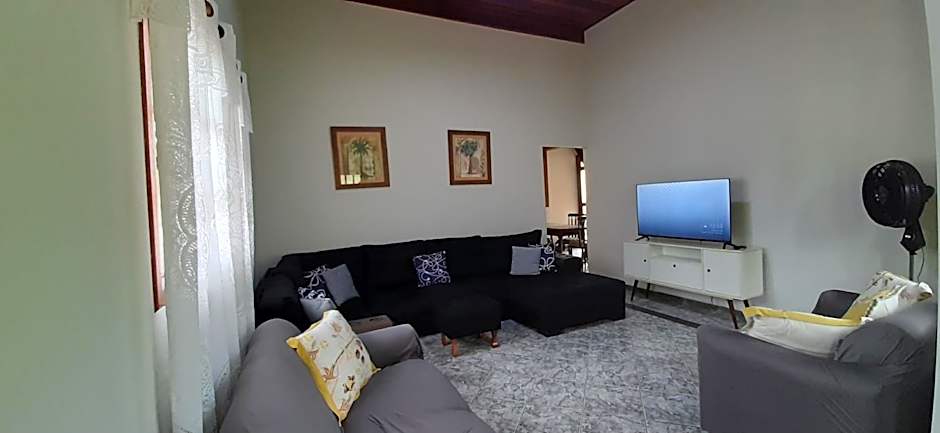 Caso em condomínio com lago, serra, campo e mar