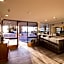 456 Embarcadero Inn & Suites