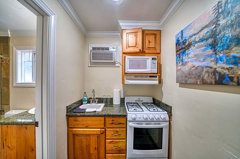 Moose and Maple Lodge